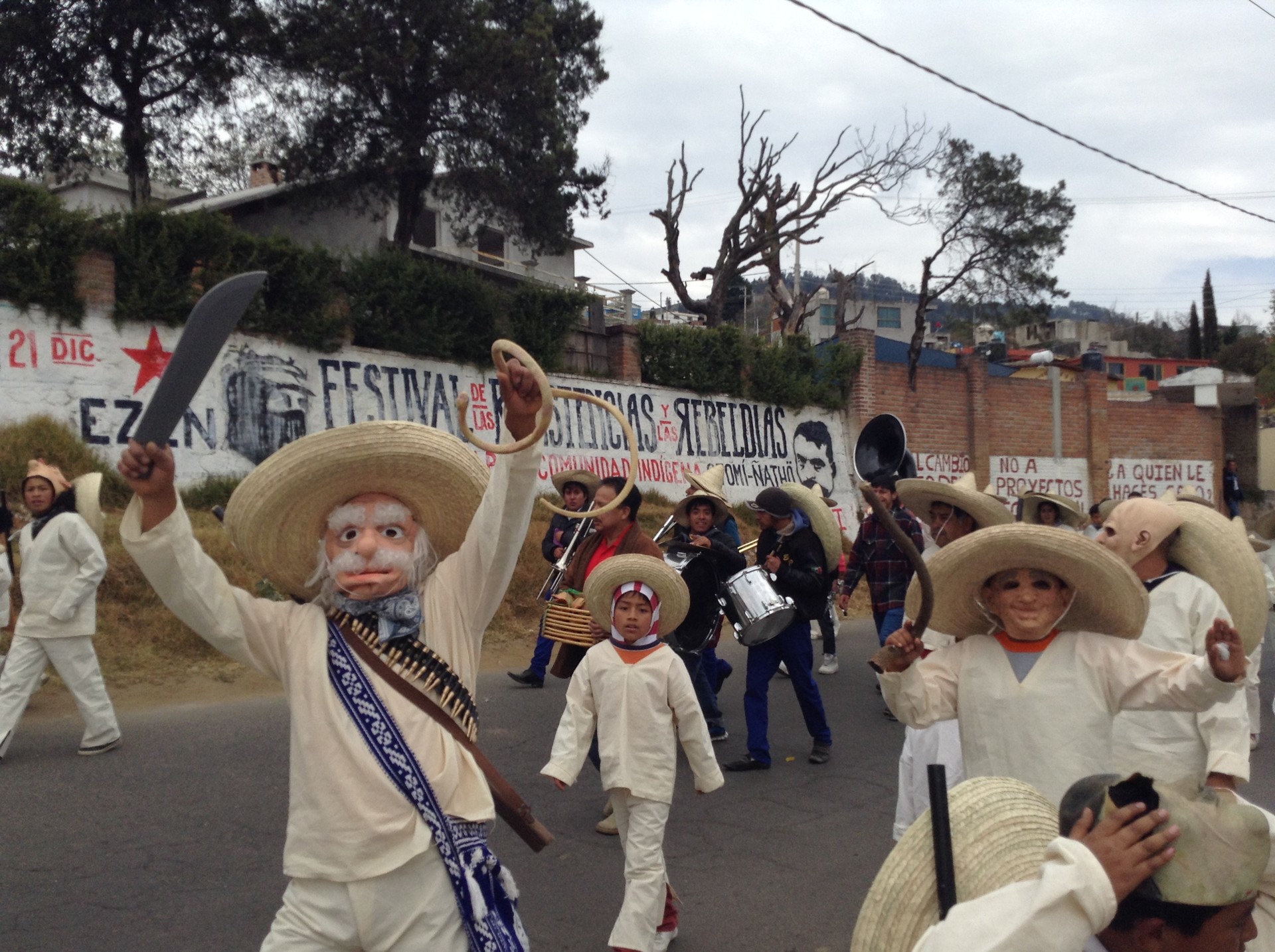 Carnaval indígena en comunidades otomíes que protestan contra la autopista Toluca-Naucalpan 