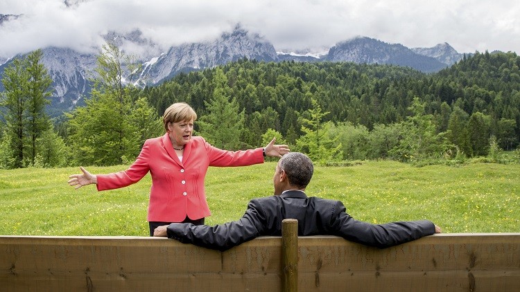 La canciller alemana, Angela Merkel, habla con el presidente de EE.UU., Barack Obama, en los alrededores del castillo Elmau en la comunidad de Kruen, Alemania, el 8 de Junio de 2015.