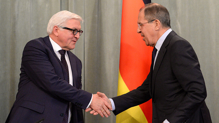 Le ministre russe des Affaires étrangères Sergueï Lavrov (à droite) et son homologue allemand, Frank-Walter Steinmeier (à gauche).