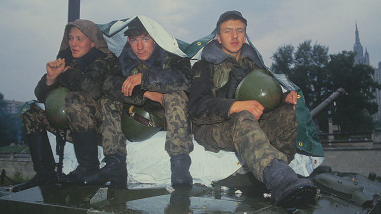 tres soldados del Ejército en espera de una orden por parte del mando militar de la URSS
