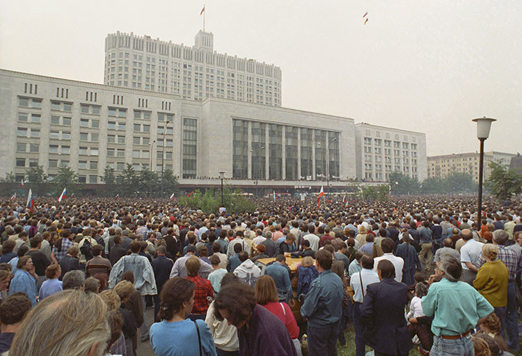 Una congregación multitudinaria frente a la Casa del Gobierno de Rusia