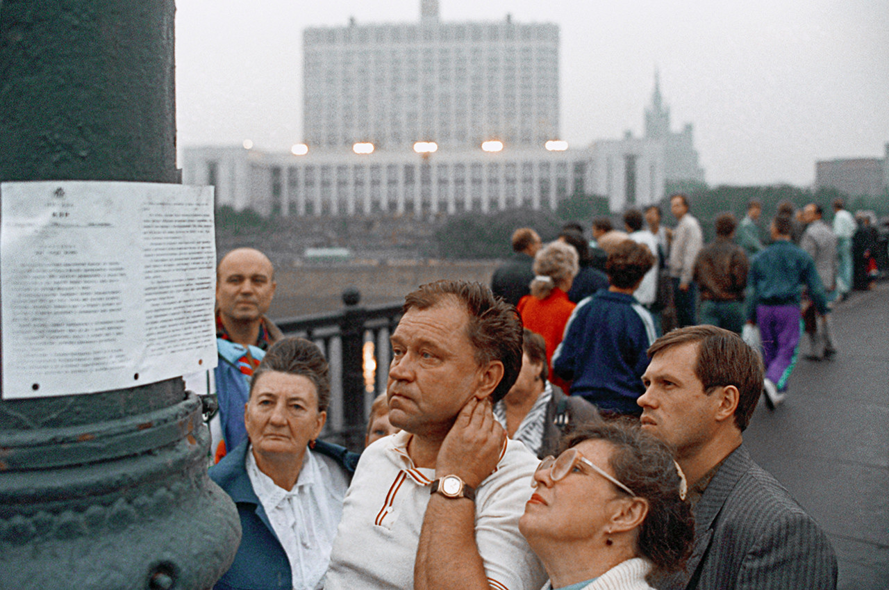 Unos moscovitas leen la declaración del Comité Estatal para el Estado de Emergencia