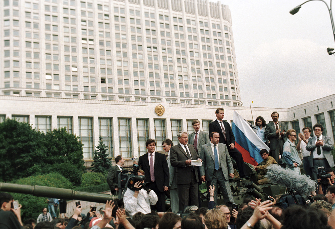  Borís Yeltsin lee un discurso ante la Casa Blanca
