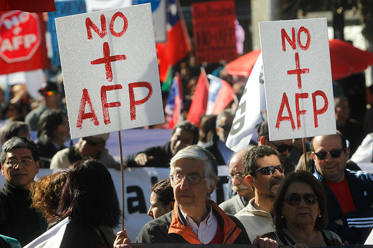 Chilenos marchan contra el actual sistema de pensiones