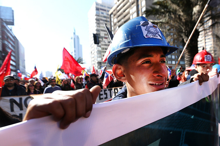 Chilenos marchan contra el actual sistema de pensiones