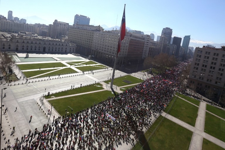Cientos de chilenos marchan contra el actual sistema de pensiones frente al Palacio de La Moneda en Santiago de Chile