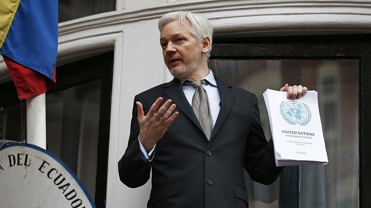 El fundador de WikiLeaks, Julian Assange, ofrece un discurso desde el balcón de la Embajada del Ecuador, en el centro de Londres, Reino Unido, el 5 de febrero de 2016.