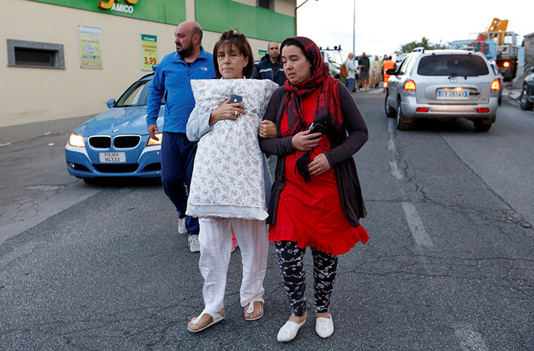 Habitantes de la localidad de Amatrice caminan desconsolados por las calles después del terremoto. 24 de agosto de 2016.