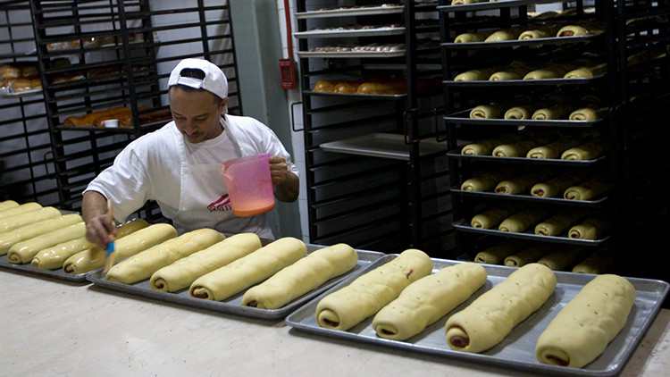 Un trabajador prepara pan de jamón en una pastelería en Caracas, Venezuela, el 30 de diciembre de 2011.