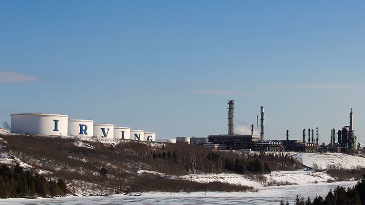 Recipientes de almacenamiento y la refinería Irving Oil en Saint John, New Brunswick (Canadá).