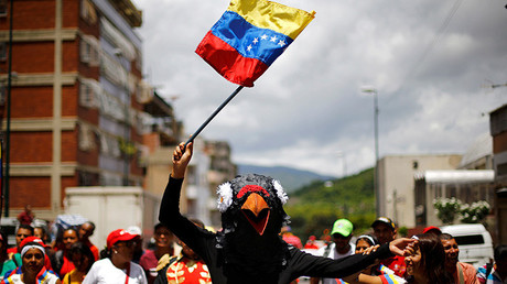 Una persona disfrazada de pájaro durante una manifestación progubernamental en Caracas