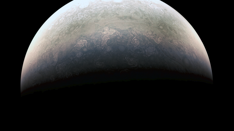 La sonda Juno se encontraba a unos 78.000 kilómetros sobre las nubes polares de Júpiter cuando captó esta imagen.