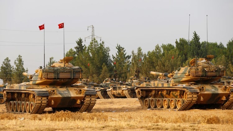 Los carros de combate turcos estacionados cerca de la ciudad de Karkamis, en la frontera con Siria
