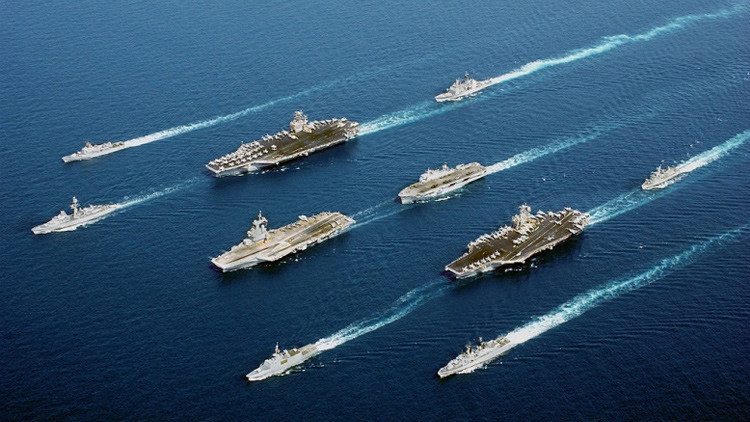 Buques de las Armadas de EE.UU., Francia, Italia, el Reino Unido y los Países Bajos navegan en formación de desfile.