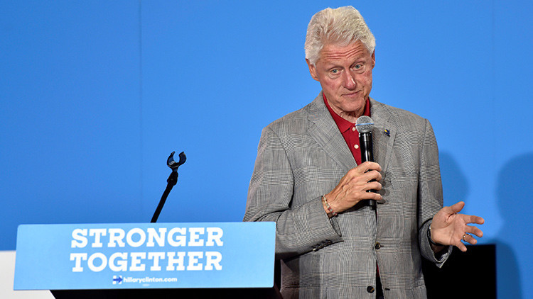 Bill Clinton habla durante un acto de la campaña presidencial de su esposa, Hillary, en EE.UU.