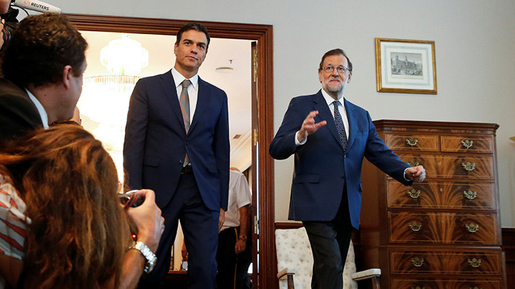 El presidente del Gobierno en funciones, Mariano Rajoy, y el líder del partido socialista, Pedro Sánchez, llegando a una reunión en el Congreso