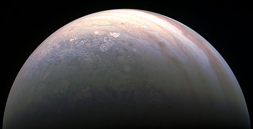 Júpiter en colores visto desde el lado del polo norte