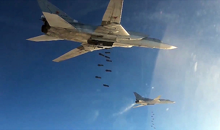 Bombarderos rusos Tu-22 llevan a cabo ataques aéreos contra blancos del Estado Islámico en Siria, 20 de noviembre de 2015.