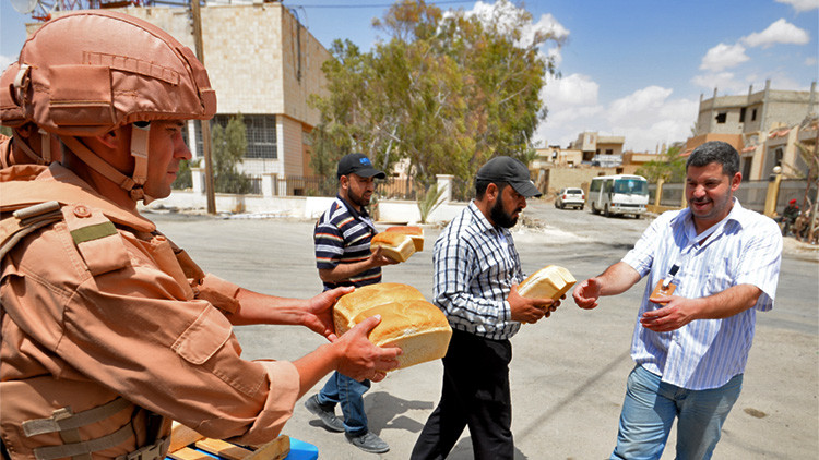 Militares rusos distribuyen pan entre los residentes de la ciudad de Palmira, Siria, 6 de mayo de 2016.