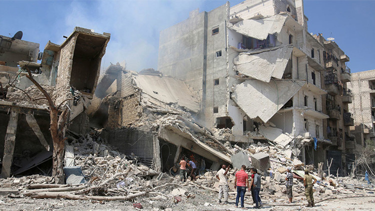 Varios hombres inspeccionan un edificio derribado por los ataques aéreos lanzados contra el barrio de Bab al Nairab en Alepo, Siria, 27 de agosto de 2016.