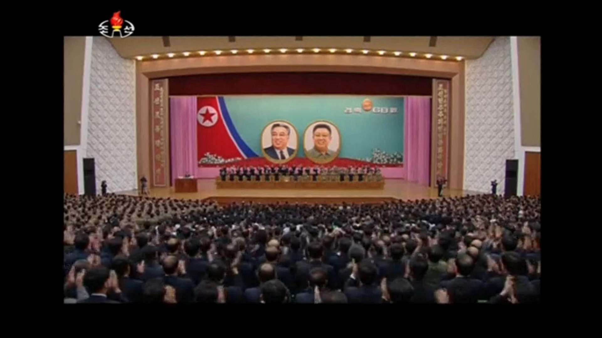 Funcionarios norcoreanos se reúnen para el aniversario de la fundación de Corea del Norte.