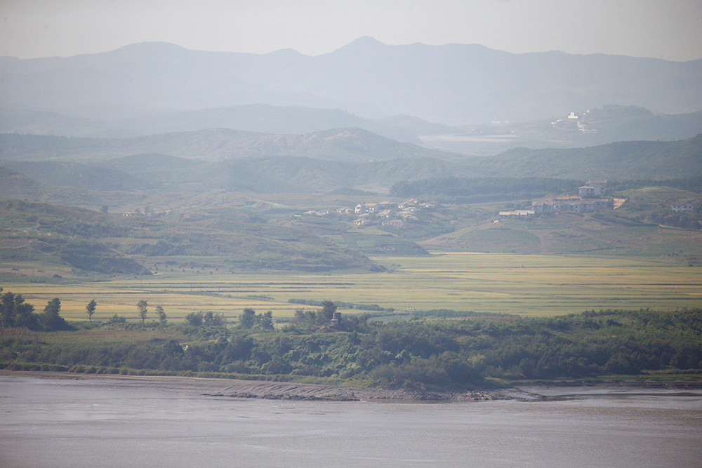 Un pueblo de Corea del Norte es visto desde una plataforma de observación cerca de la zona desmilitarizada que separa las dos Coreas.