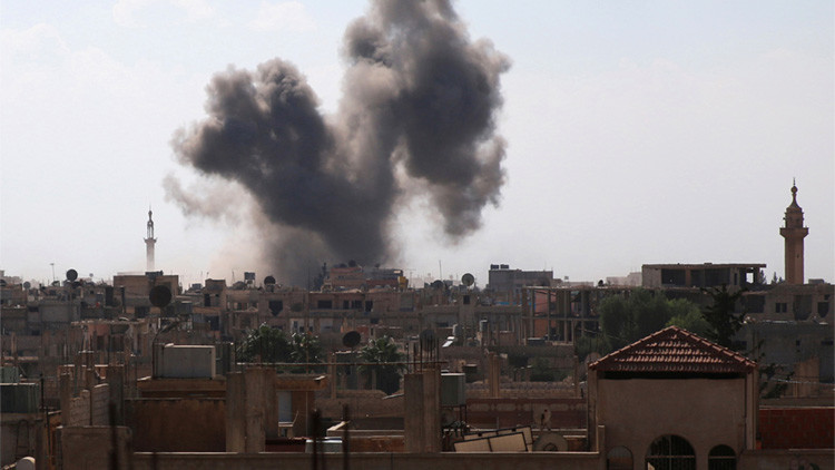 Una columna de humo se eleva en la ciudad de Dale, Siria, tras un ataque aéreo lanzado el 5 de septiembre de 2016.