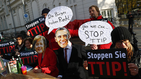 Protesta contra el TTIP con motivo de la participación del presidente estadounidense, Barack Obama, y la canciller alemana, Angela Merkel, en la ceremonia de apertura de la Feria de Hannover. 24 de abril de 2016