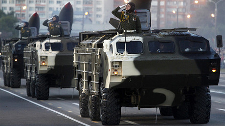 Varias lanzaderas autopropulsadas de Tochka-U participan en un desfile militar en Bielorrusia