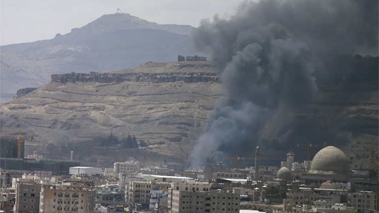 Columnas de humo se elevan en un lugar alcanzado por los ataques aéreos saudíes en Saná, la capital de Yemen, el 18 de septiembre de 2015.