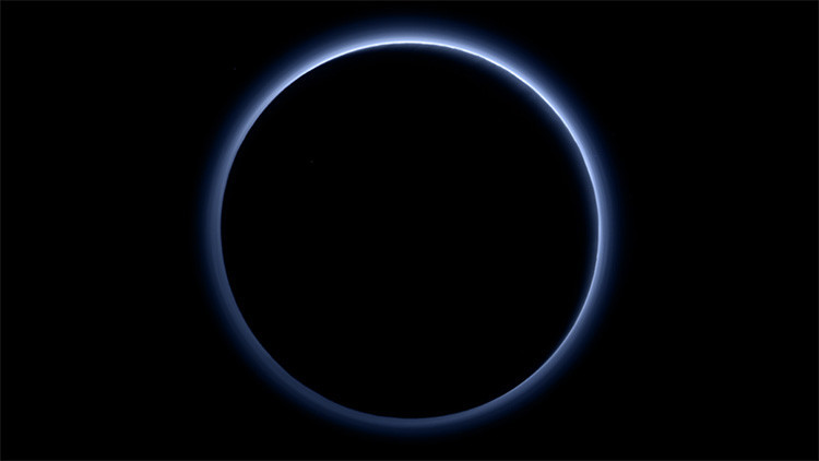  La capa de calina azul alrededor de Plutón captada por la sonda New Horizons.