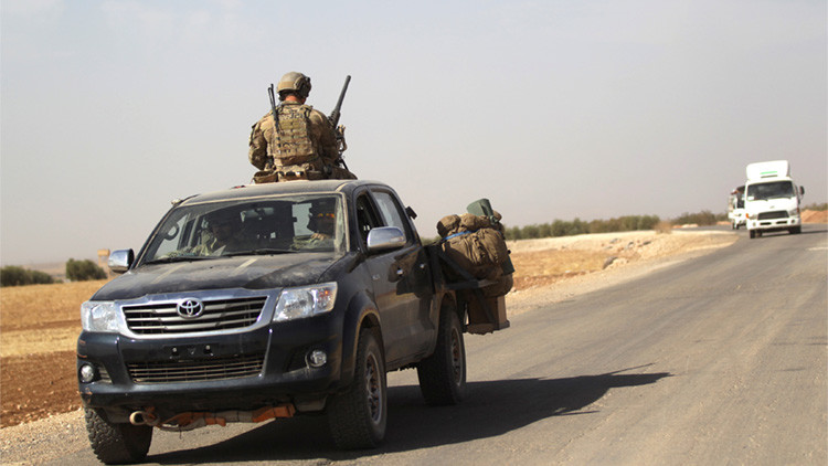 Varios soldados estadounidenses en un vehículo militar cerca de Alepo, Siria.