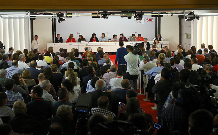 Los miembros de la dirección del PSOE en la reunión del partido de este domingo en Madrid