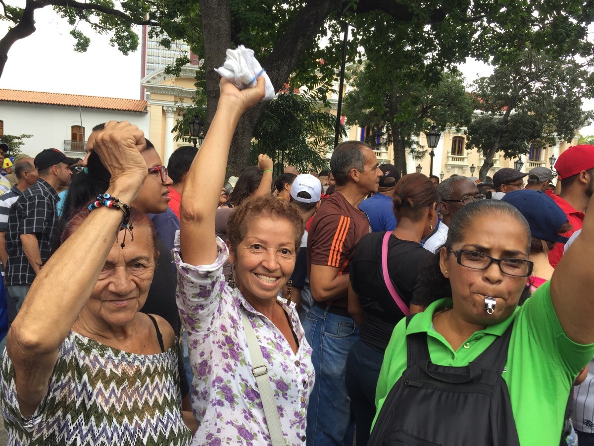 Tres mujeres chavistas se concentran en la Plaza Bolívar, en protesta contra las medidas adoptadas por la derecha en el Parlamento. 23 de septiembre de 2016.