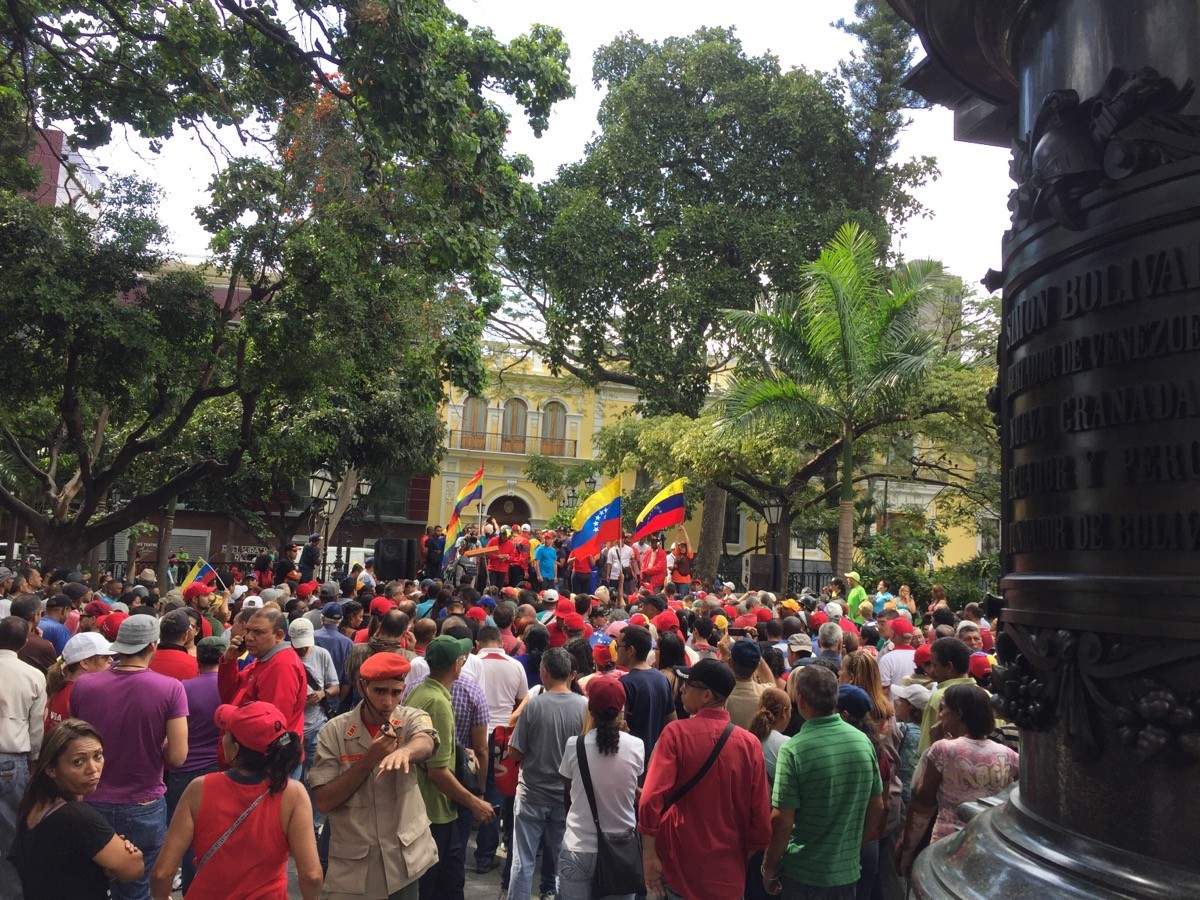 Militantes chavistas se congregaron en la Plaza Bolívar, a media cuadra del parlamento, para denunciar el "golpe de Estado" de la derecha en la Asamblea Nacional. 23 de septiembre de 2016.