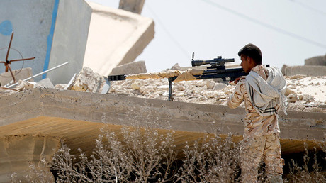 Un francotirador chiita hace guardia cerca de Faluya (Irak) el 23 de mayo de 2016.