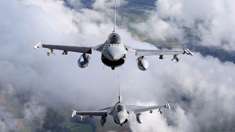 Aviones de combate F-16 de la Fuerza Aérea belga sobrevuelan Bélgica el 19 de julio de 2012 durante un ensayo del desfile militar con motivo del Día Nacional de este país.