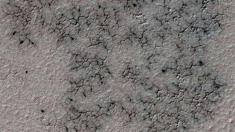 Surcos en la superficie de Marte captados por la cámara HiRISE de la sonda Mars Reconnaissance Orbiter de la NASA.