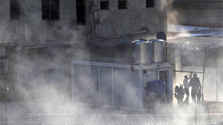 Una columna de humo se eleva de un lugar atacado por el Estado Islámico en Kirkuk (Irak).
