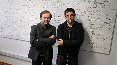 Michał Kowalczyk y Claudio Muñoz junto a parte de los cálculos usados para descifrar este misterio de más de cuatro décadas de existencia.