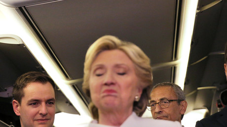 John Podesta escucha a Hillary Clinton, antes del tercer debate presidencial en Las Vegas. 19 de octubre de 2016.