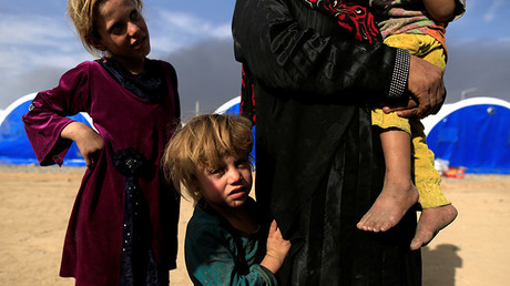 Una familia que huyó de la aldea de Mudarraj, que permanece bajo control del Estado Islámico, en Qayyarah, Irak, el 21 de octubre de 2016.