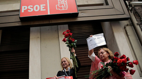 Manifestantes a favor del "No" frente a la sede del PSOE en Madrid (España)