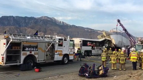Al menos once muertos al chocar un autobús turístico con un camión de carga en California