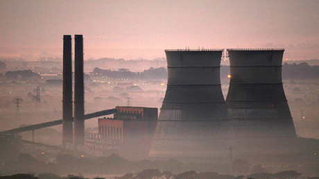 Vista de las torres de enfriamiento de una planta energética en Ciudad del cabo, Sudáfrica.