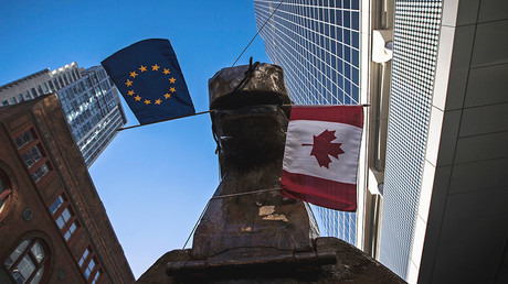 Un caballo de Troya gigante con banderas de Canadá y la UE en la boca hecho por activistas contrarios al acuerdo CETA