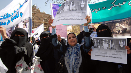 Mujeres yemeníes protestan contra los matrimonios de niñas menores de 17 años en Saná el 23 de marzo de 2010.