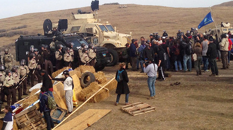 Policía desaloja el campamento de activistas que protestan contra un oleoducto en Dakota del Norte