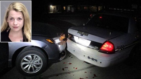 Una joven choca su auto contra una patrulla policial mientras tomaba un 'selfie' de sus pechos