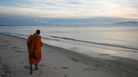 'Nada somos, nada tenemos': Detienen a un monje budista que pagó a una prostituta con dinero falso